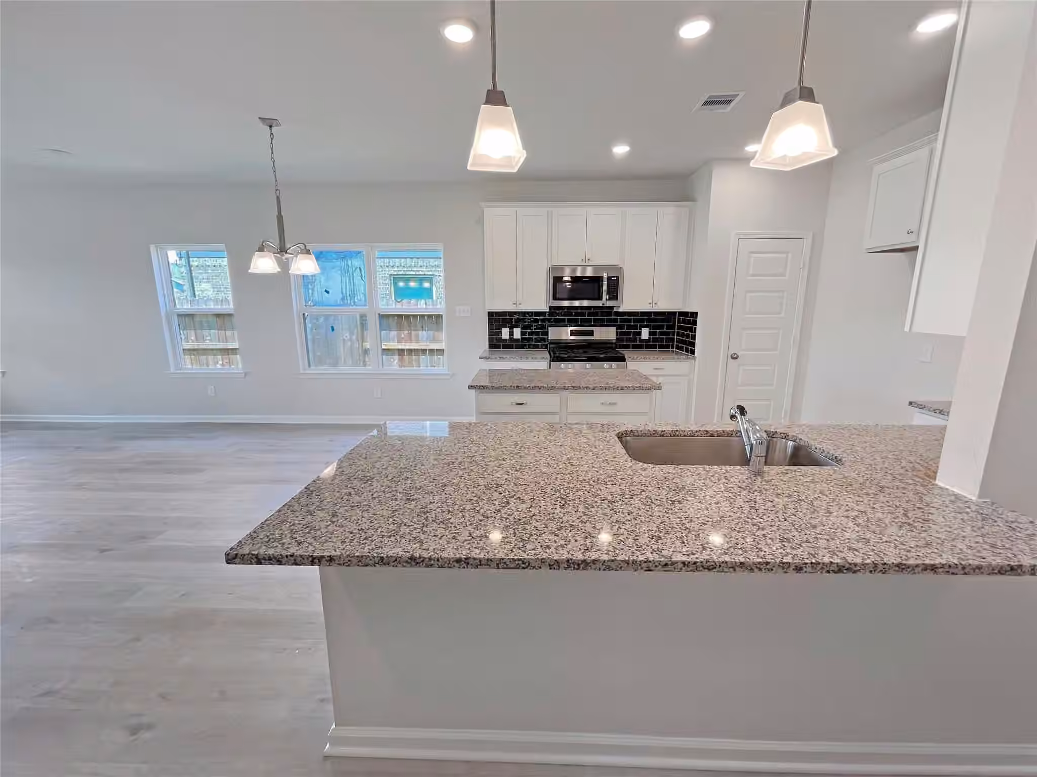 Photo 4 of 6010 Royal Palm Drive, Manvel, TX