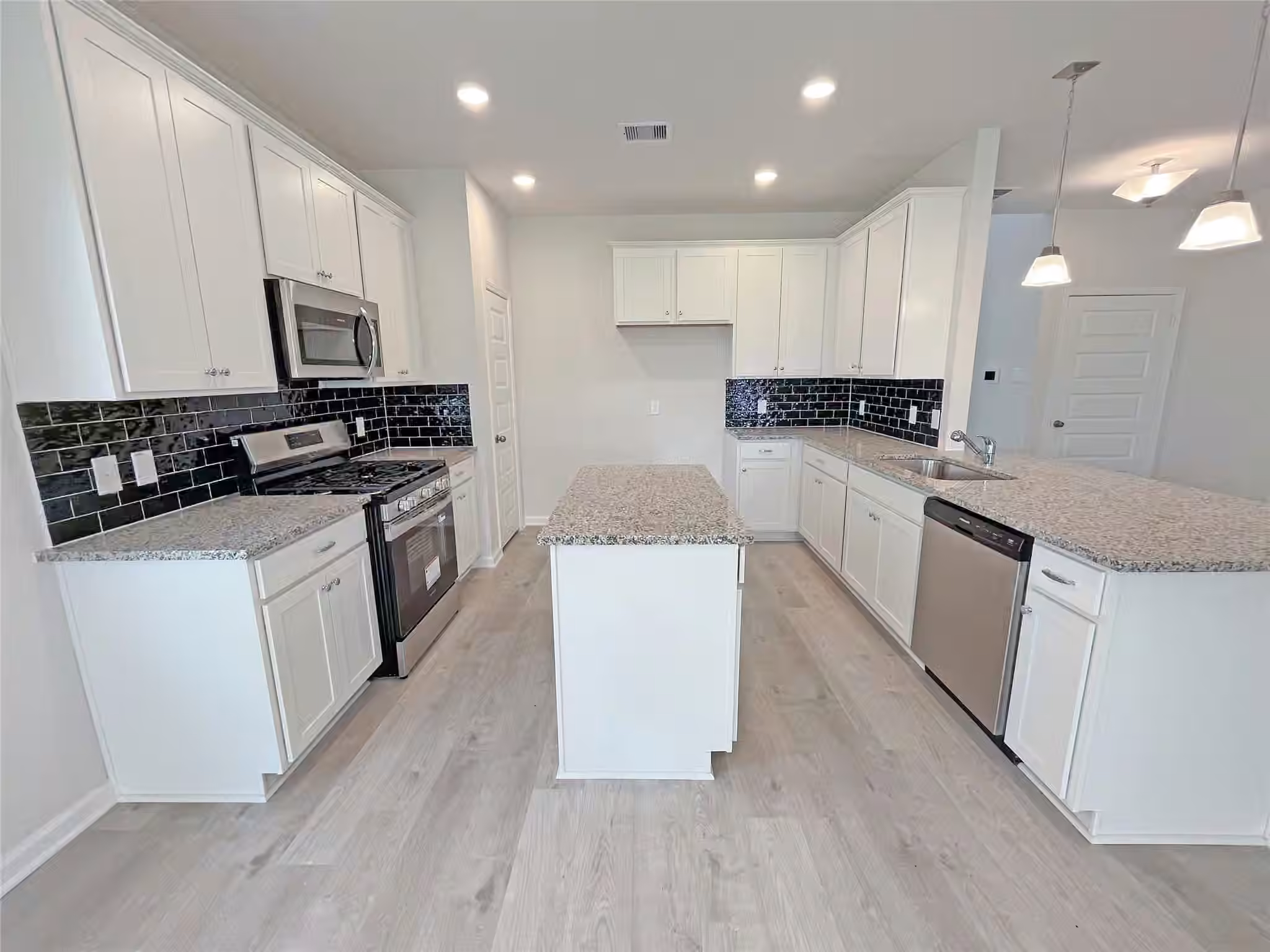 Photo 5 of 6010 Royal Palm Drive, Manvel, TX