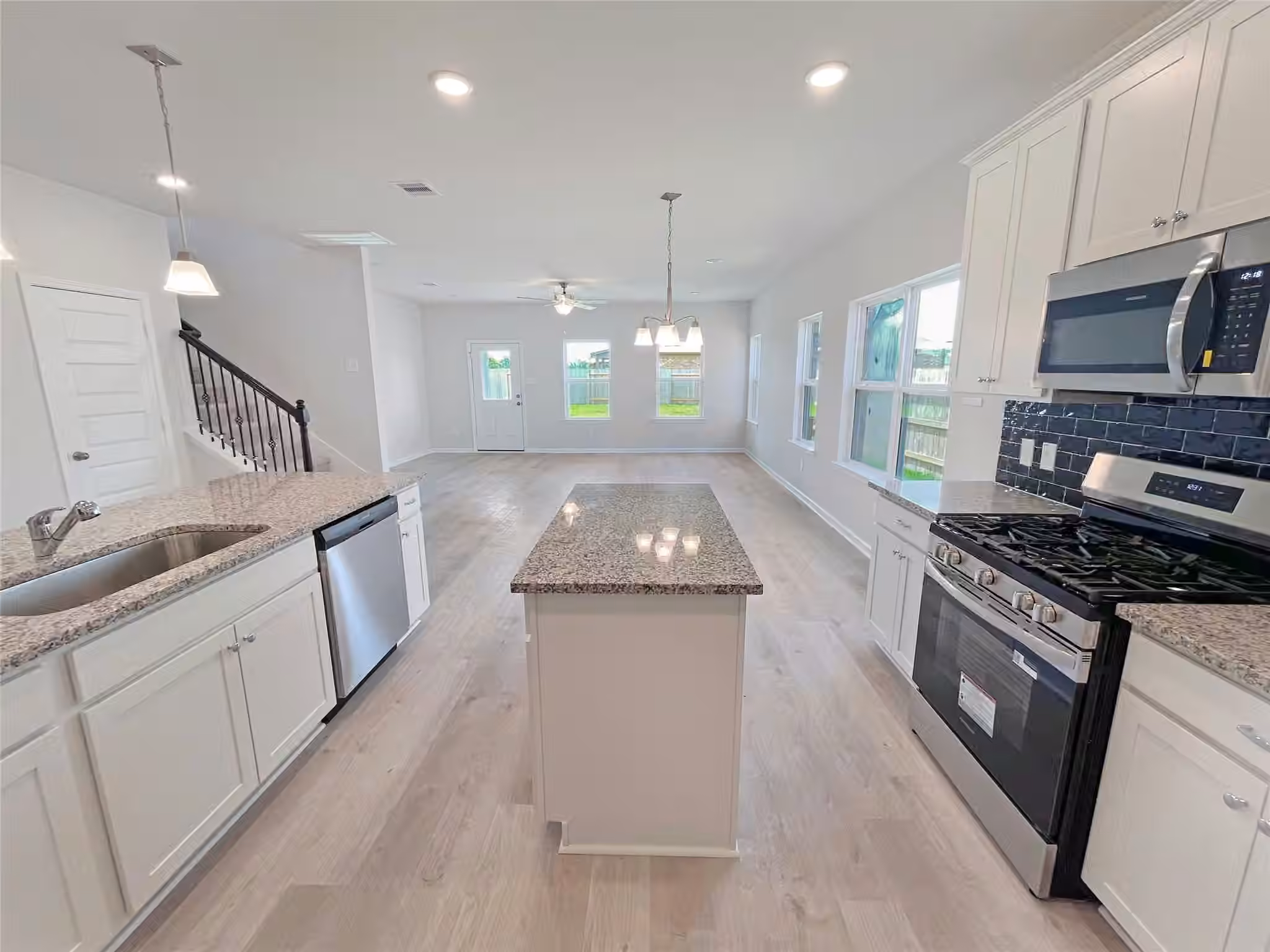 Photo 6 of 6010 Royal Palm Drive, Manvel, TX