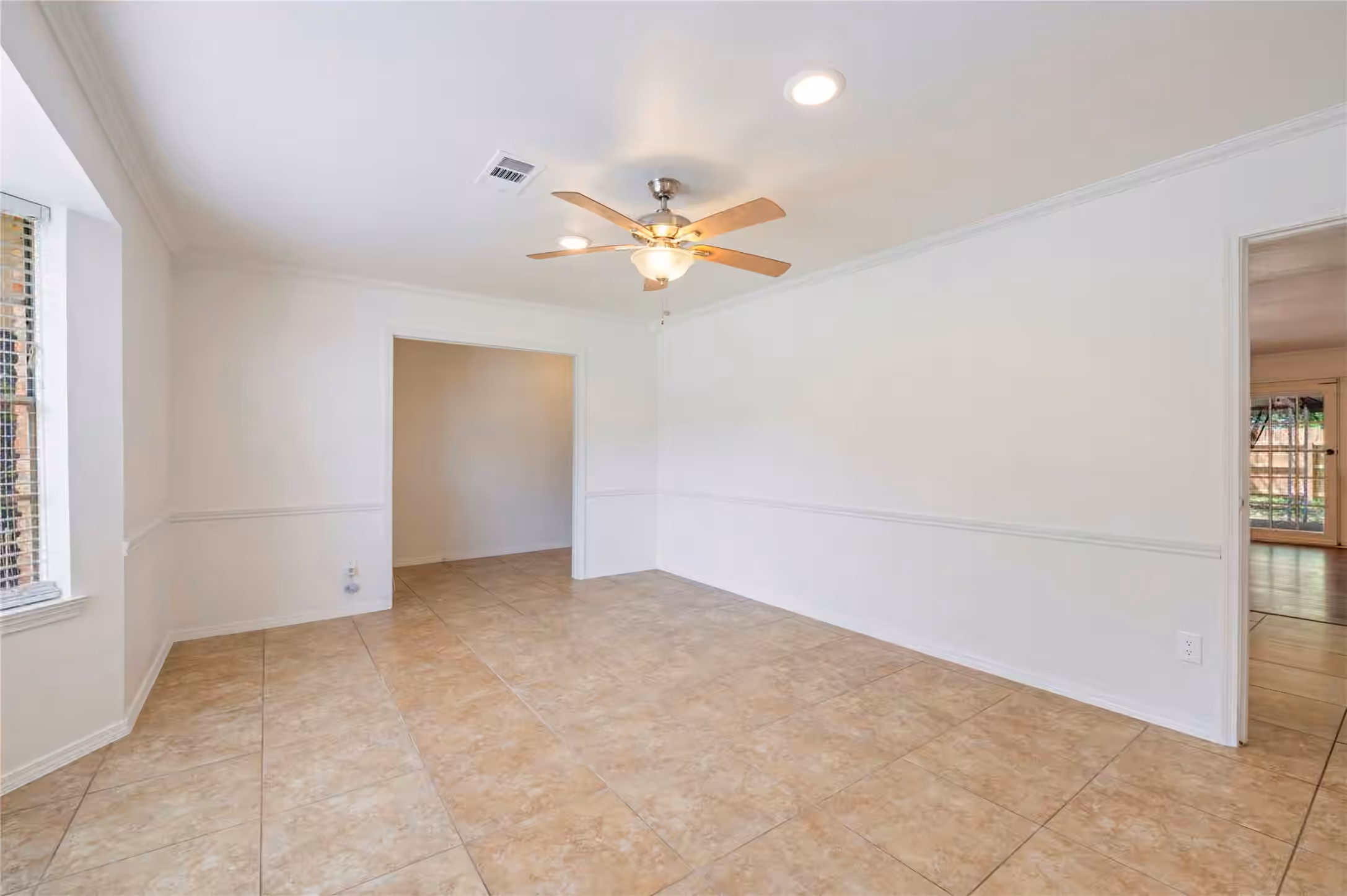 Photo 7 of 10714 Hillcroft Avenue, Houston, TX
