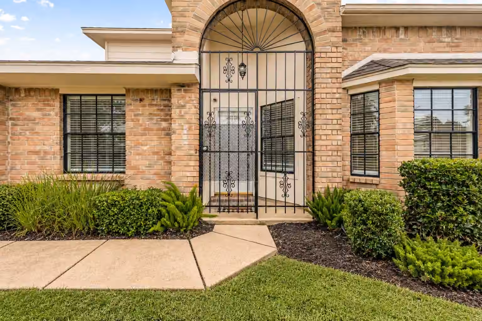 Photo 2 of 7534 Eight Willows Road, Houston, TX