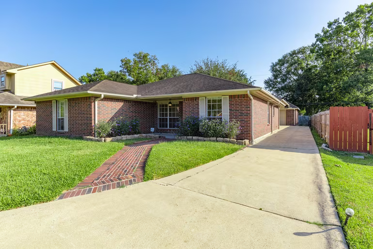 Photo 3 of 8018 Holiday Lane, Houston, TX