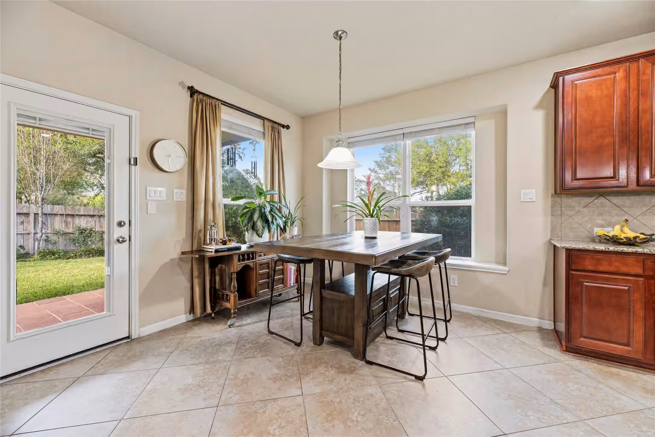 Photo 7 of 13301 Misting Falls Lane, Pearland, TX