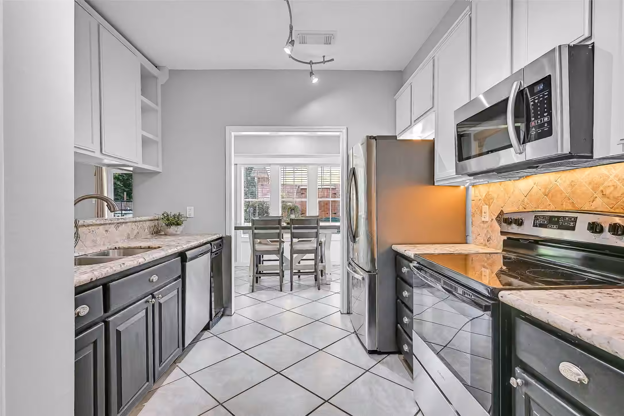 Photo 4 of 1018 Londonderry Avenue, Friendswood, TX