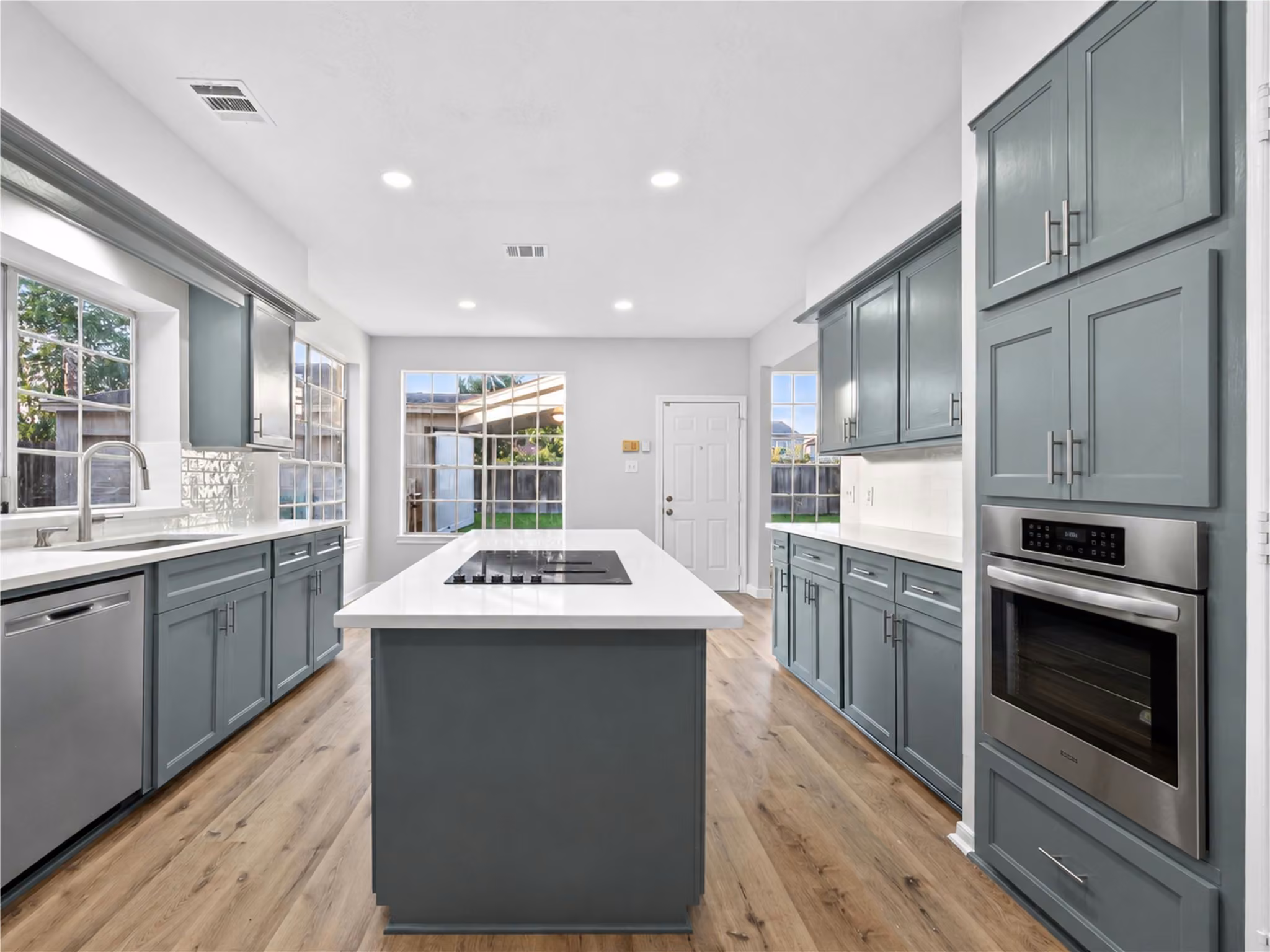 Photo 6 of 8010 Ashley Circle Drive N, Houston, TX