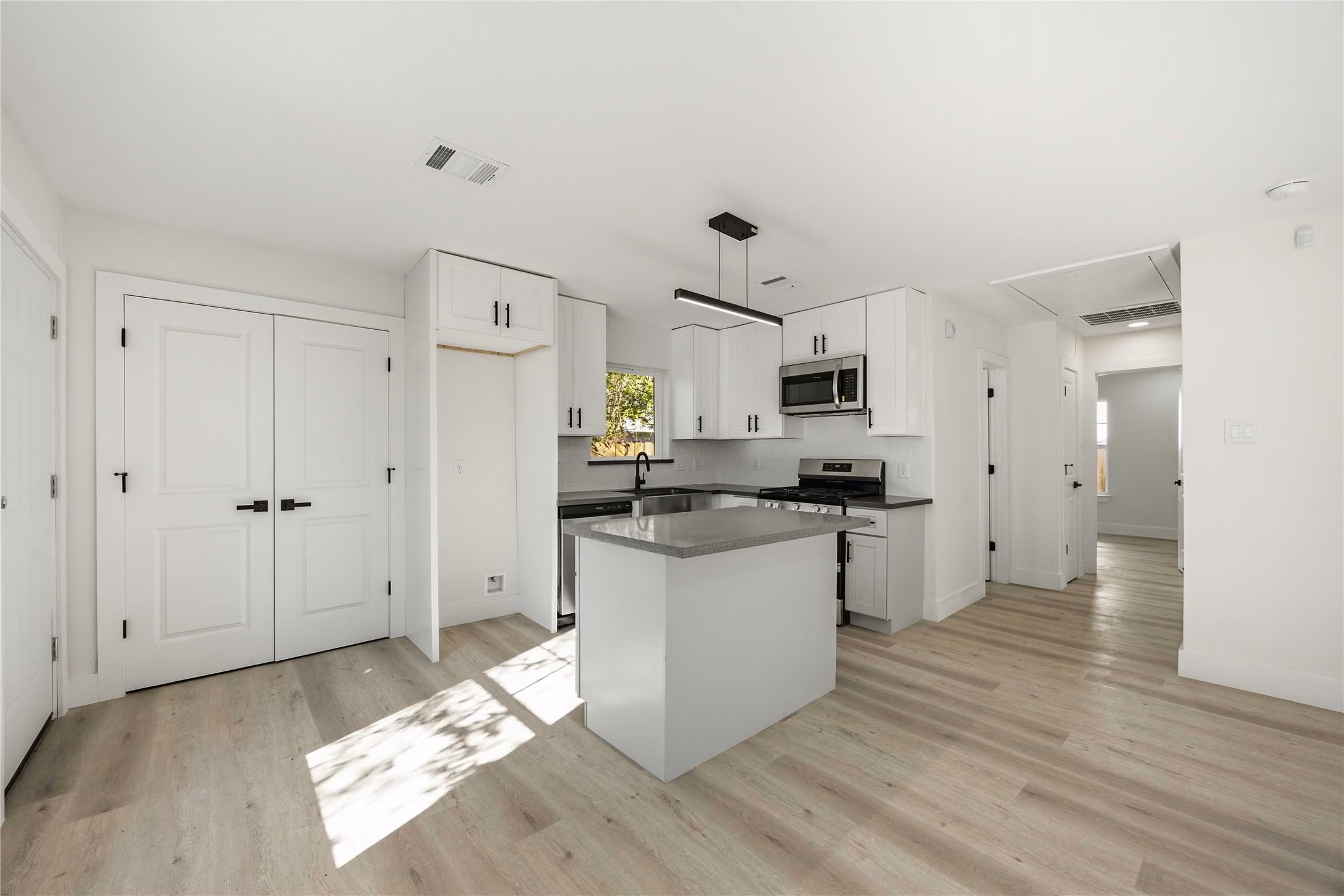 Photo 4 of 1503 Cavalcade Street, Houston, TX