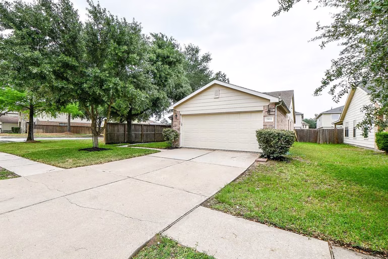 Photo 4 of 29530 Legends Glen Drive, Spring, TX