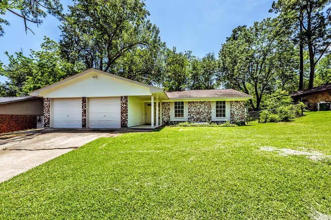 Photo of 2615 Chimney Rock, Huntsville, TX 77320