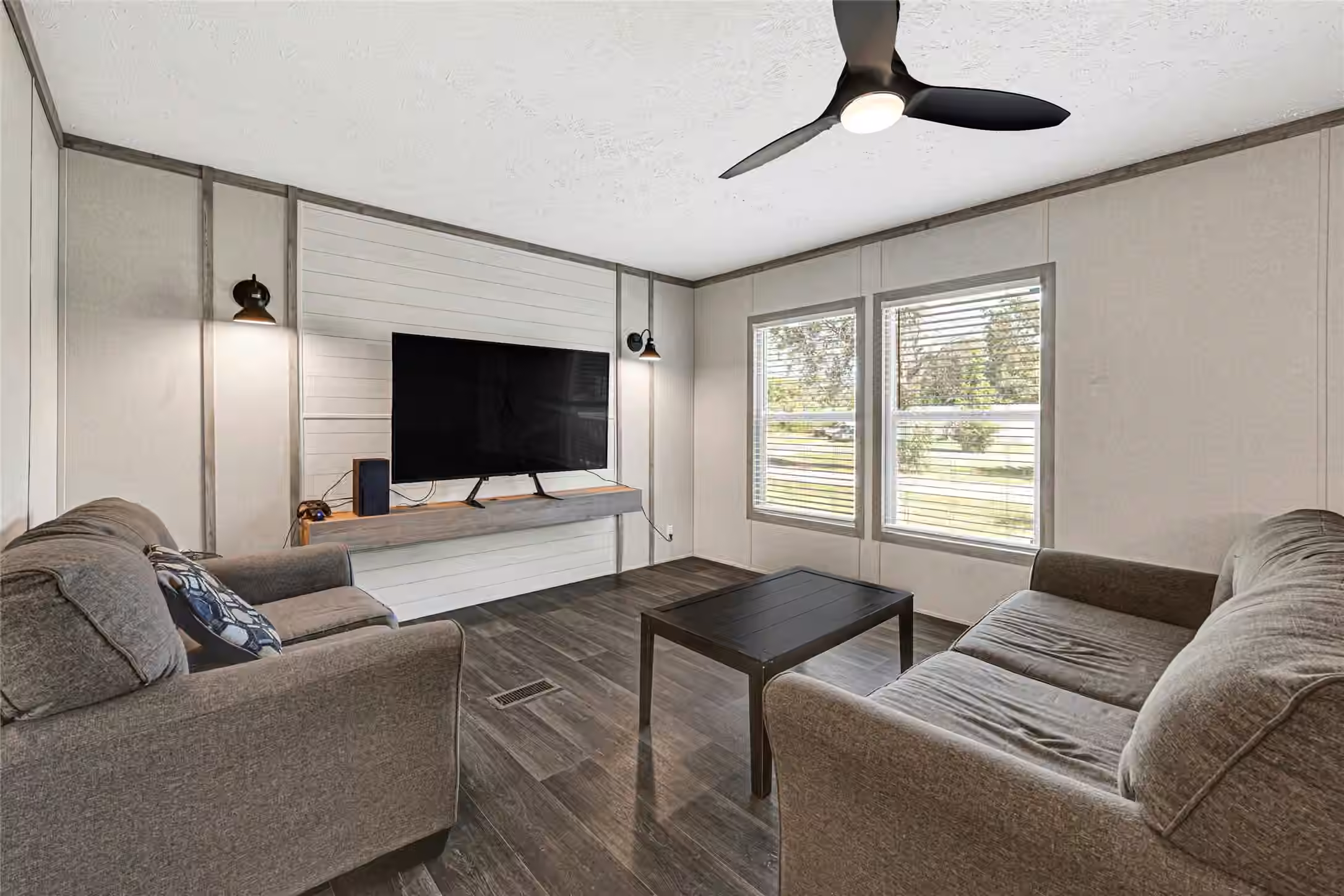 Photo 6 of 718 Main Street, Anahuac, TX