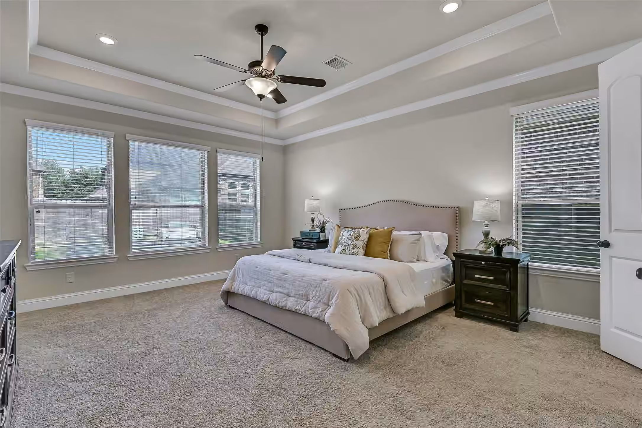 Photo 4 of 1645 Longwood Glen Lane, Friendswood, TX
