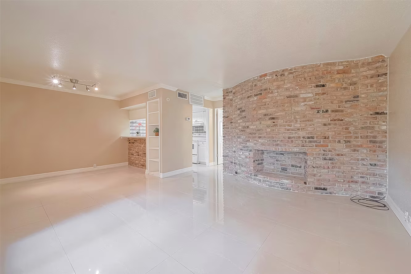 Photo 4 of 2121 Fountain View Drive 22, Houston, TX
