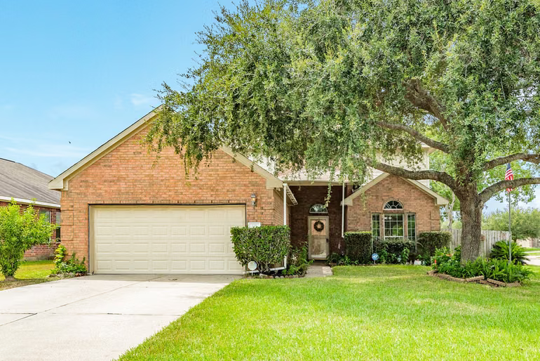 Photo 2 of 201 N Golden Oak Drive, Texas City, TX