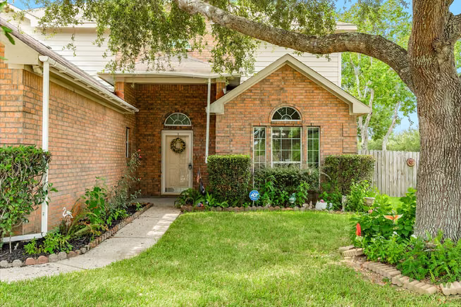 Photo 3 of 201 N Golden Oak Drive, Texas City, TX