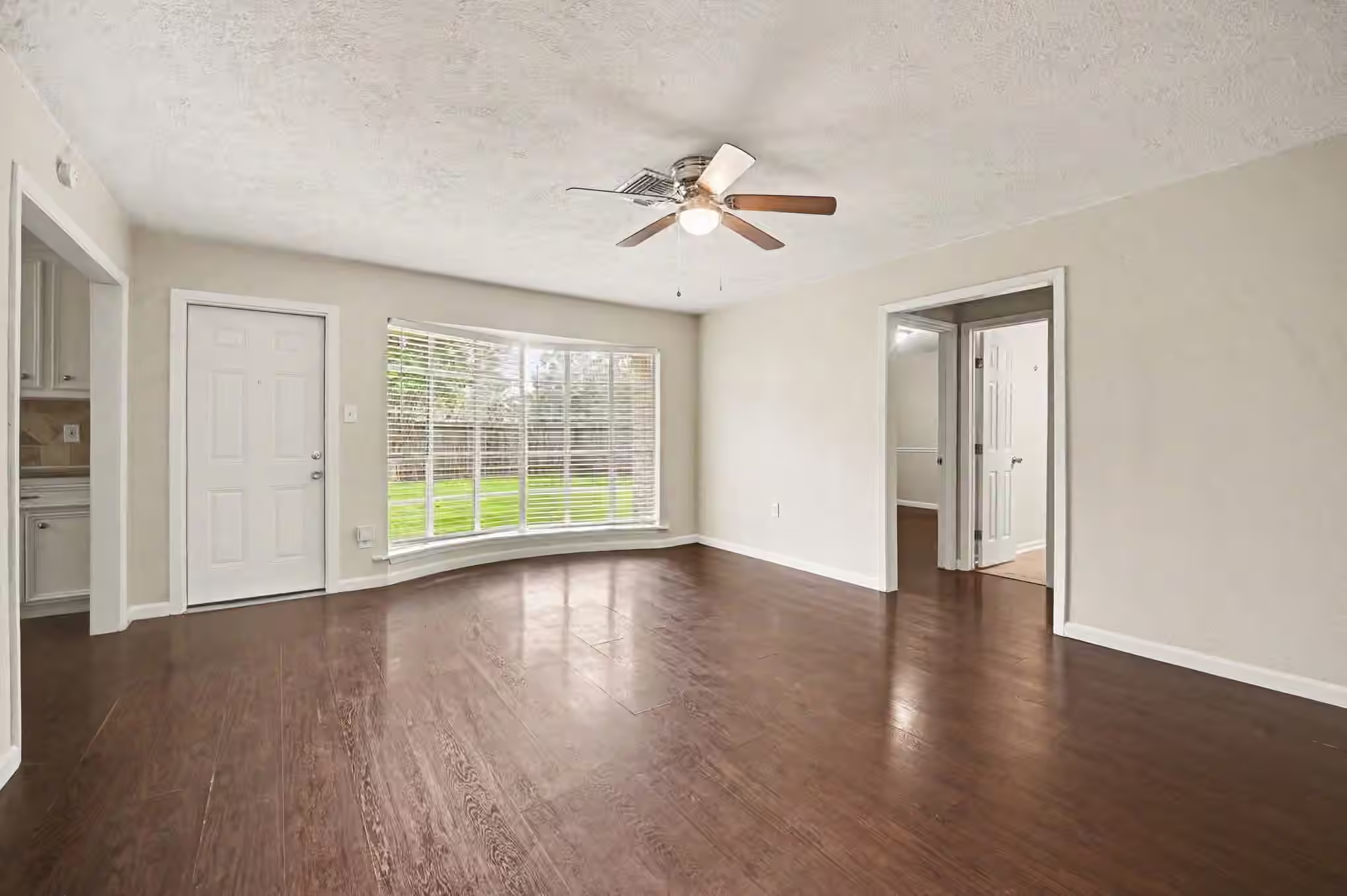 Photo 6 of 300 Castlelake Drive, Friendswood, TX