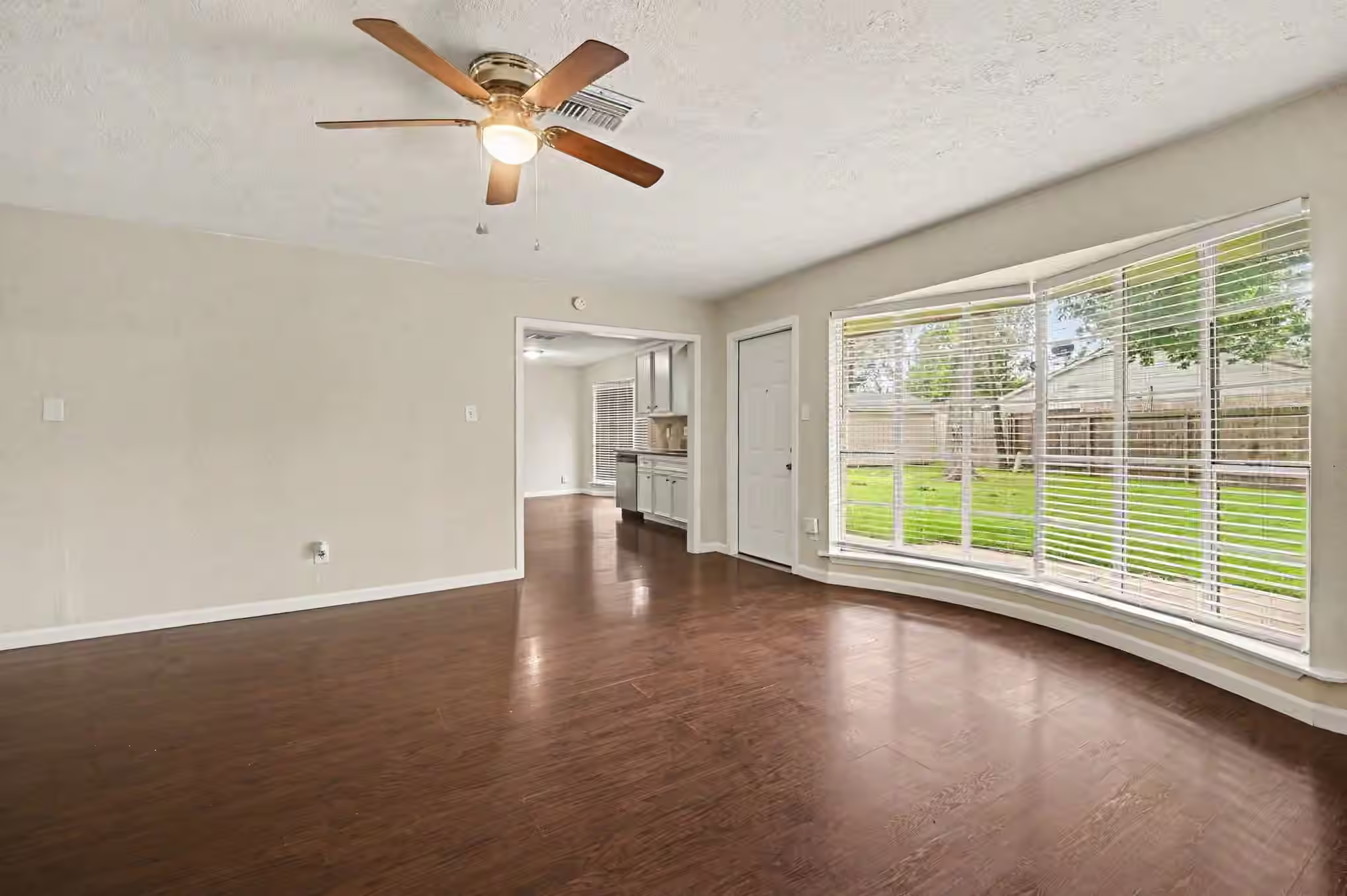 Photo 7 of 300 Castlelake Drive, Friendswood, TX