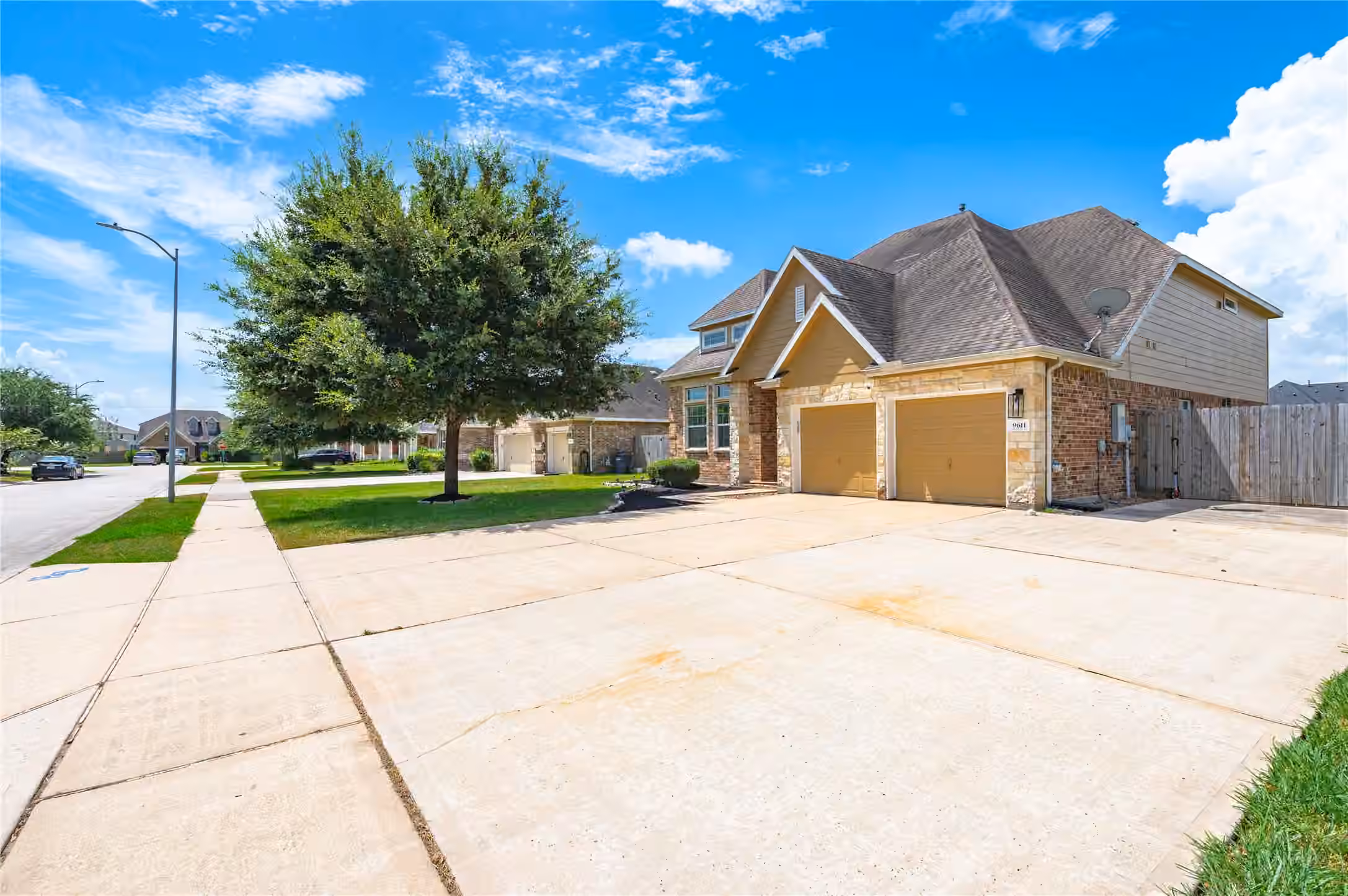 Photo 4 of 9611 Indian Trail, Mont Belvieu, TX