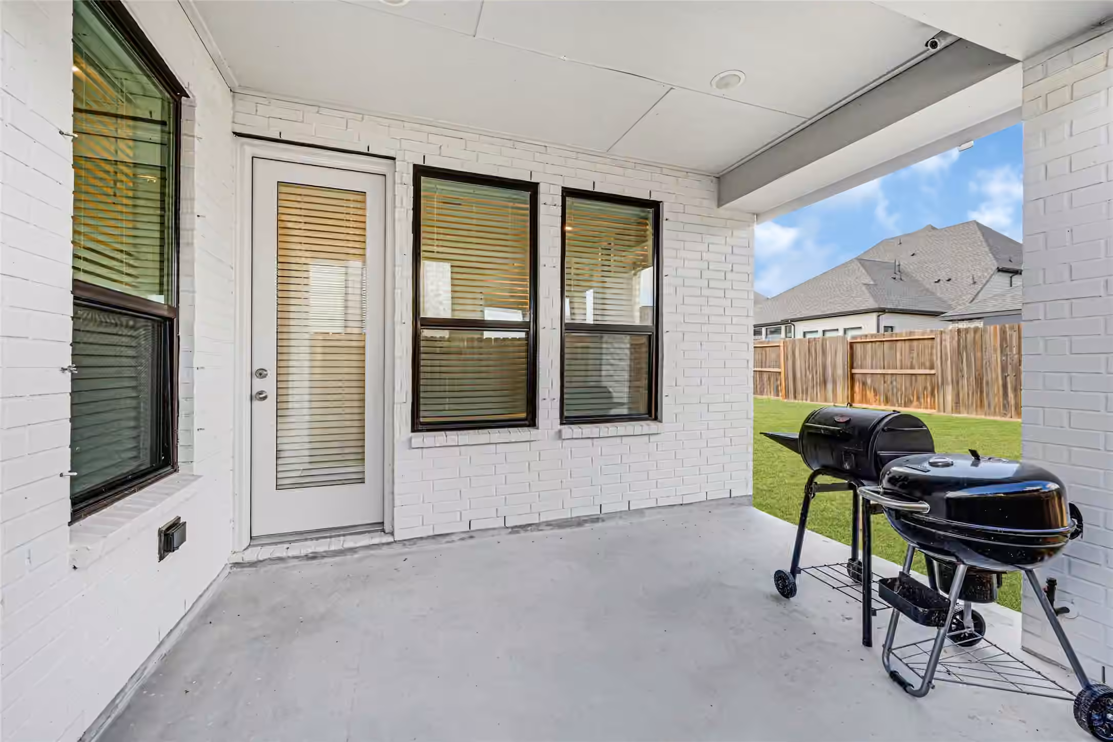 Photo 4 of 12331 Palmetto Dr, Mont Belvieu, TX