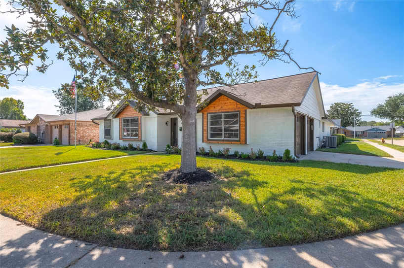 Photo 2 of 717 Yale Lane, Deer Park, TX