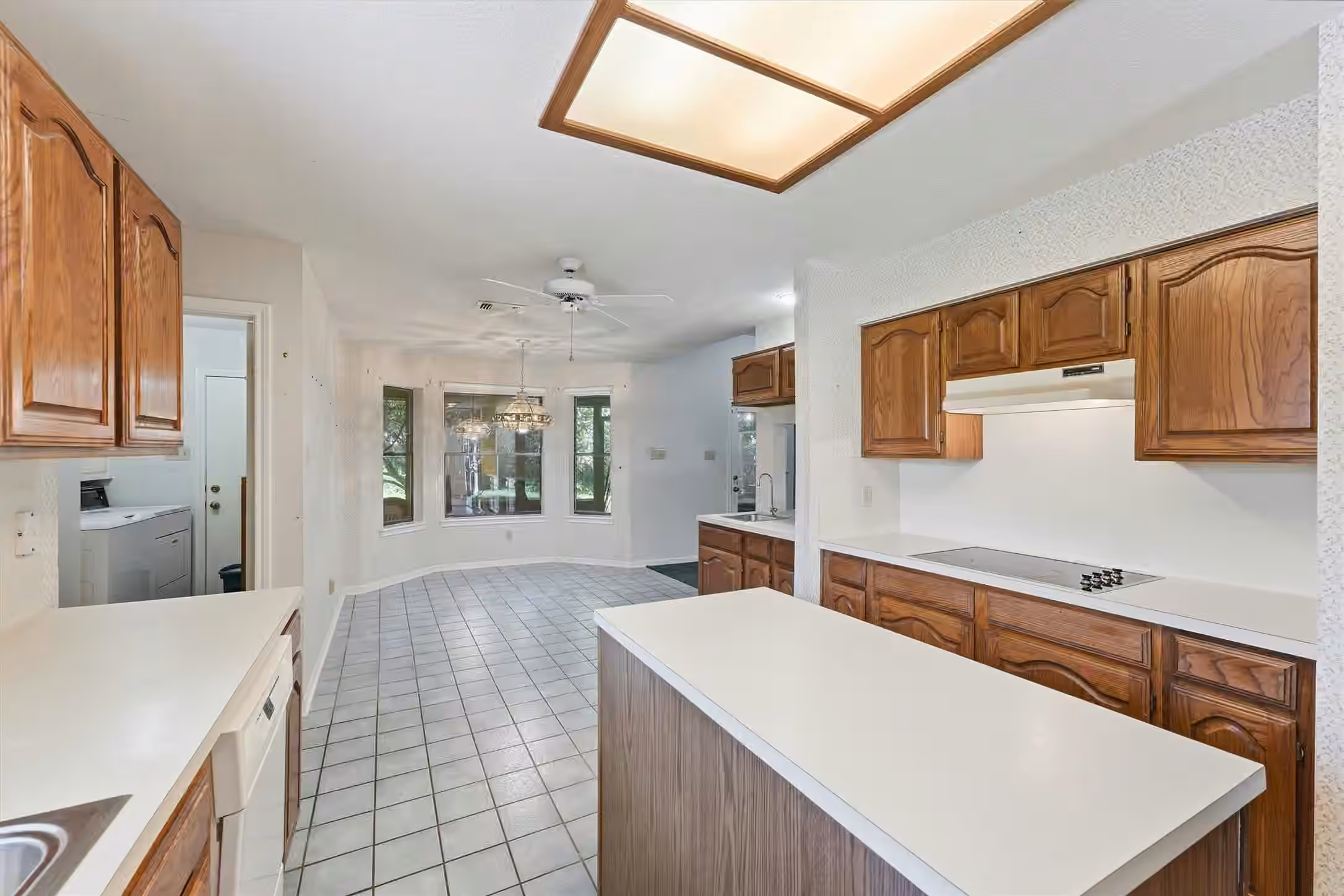 Photo 5 of 1013 Glenshannon Avenue, Friendswood, TX