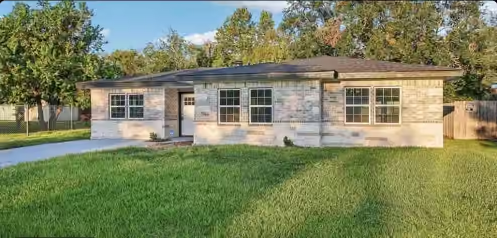 Photo of 105 Lee Drive, La Marque, TX 77568