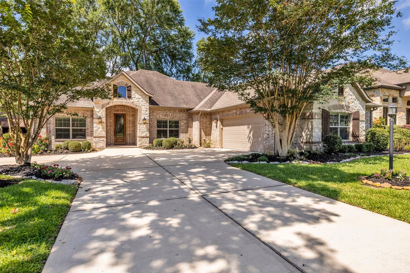 Photo 2 of 118 Pine Bluff Drive, Montgomery, TX