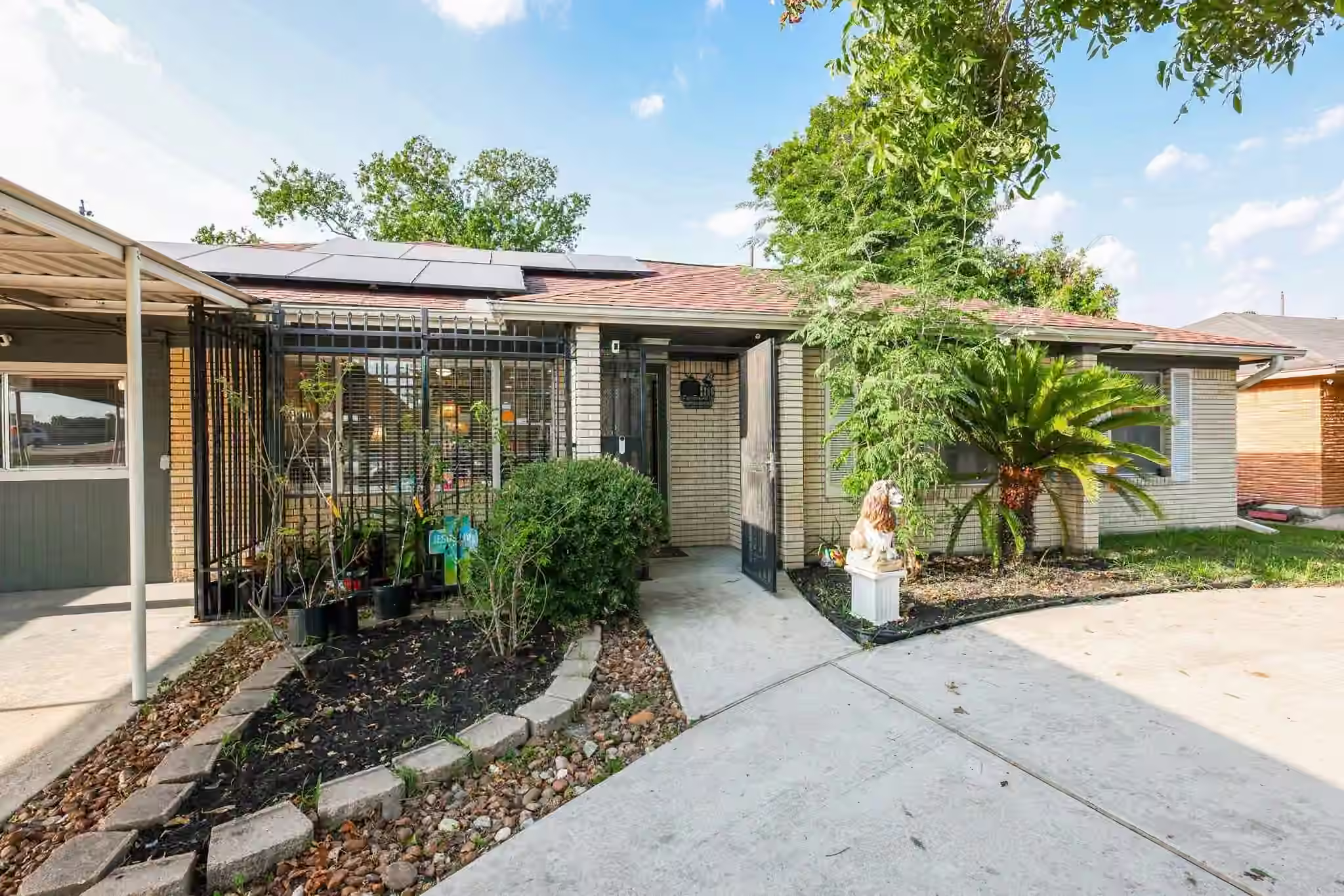 Photo 2 of 266 W Riverwood Drive, Houston, TX