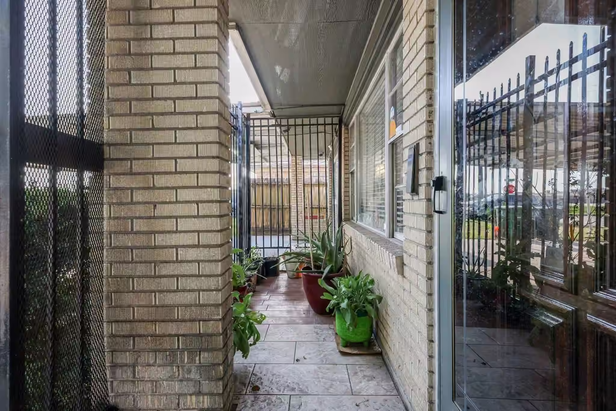Photo 3 of 266 W Riverwood Drive, Houston, TX