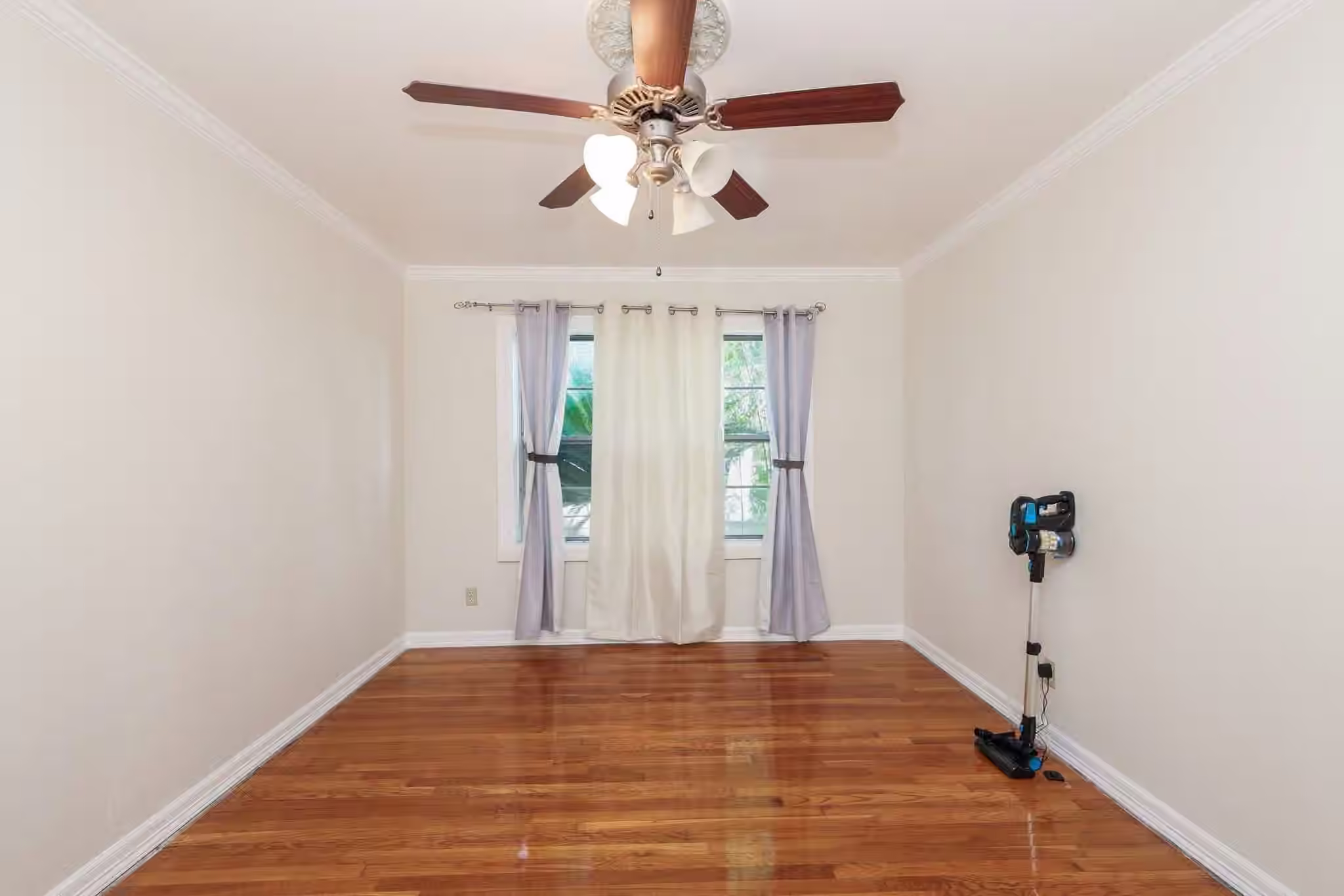 Photo 6 of 266 W Riverwood Drive, Houston, TX