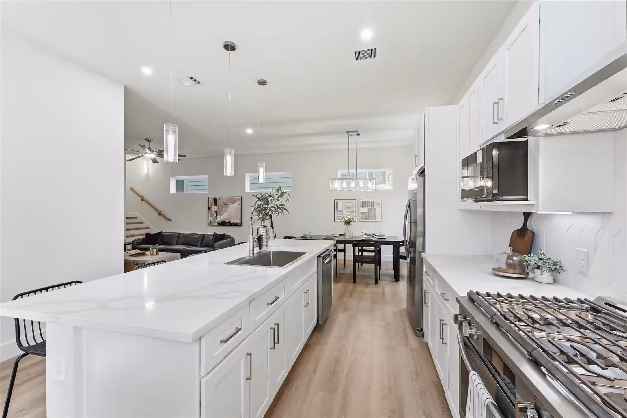 Photo 5 of 1420 W 34th 1/2 Street, Houston, TX
