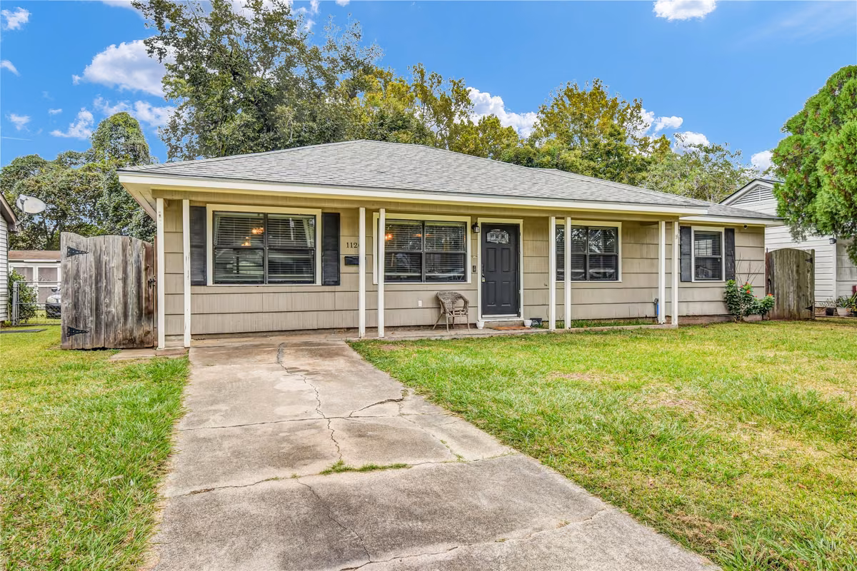 Photo of 1120 Woodbine Drive, West Columbia, TX 77486