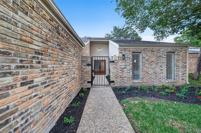 Photo 3 of 1023 Forest Home Drive, Houston, TX