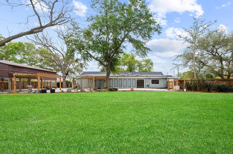 Photo 5 of 2111 N Galveston Avenue, Pearland, TX