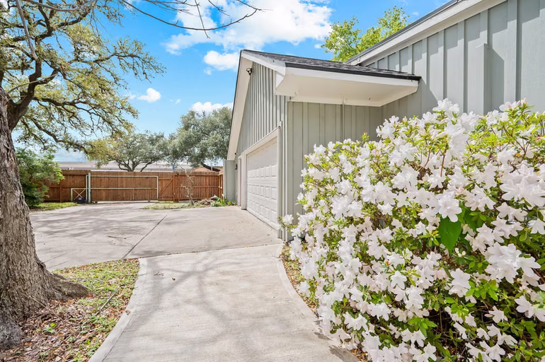 Photo 7 of 2111 N Galveston Avenue, Pearland, TX