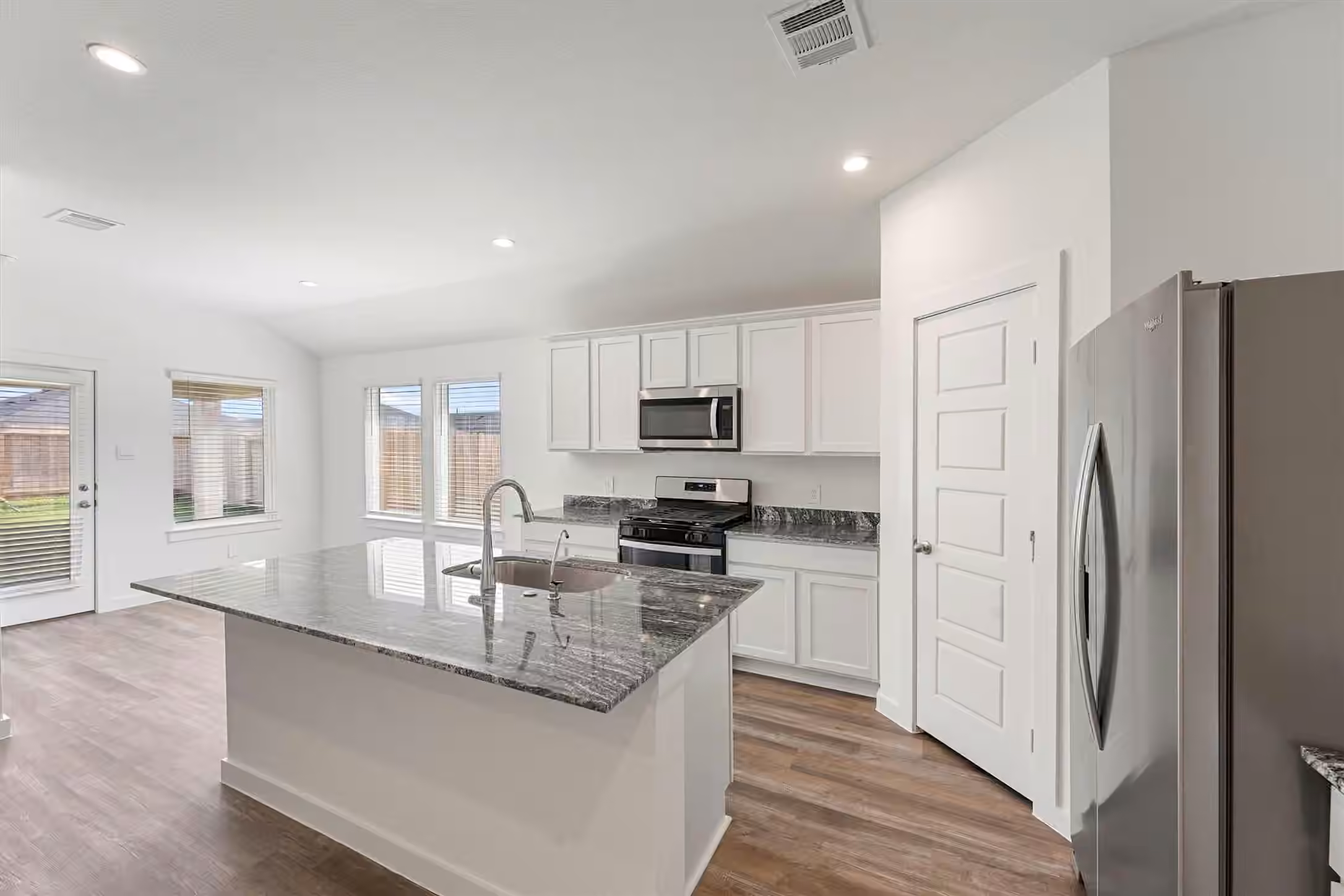 Photo 7 of 1106 Rayburn Drive, Rosharon, TX