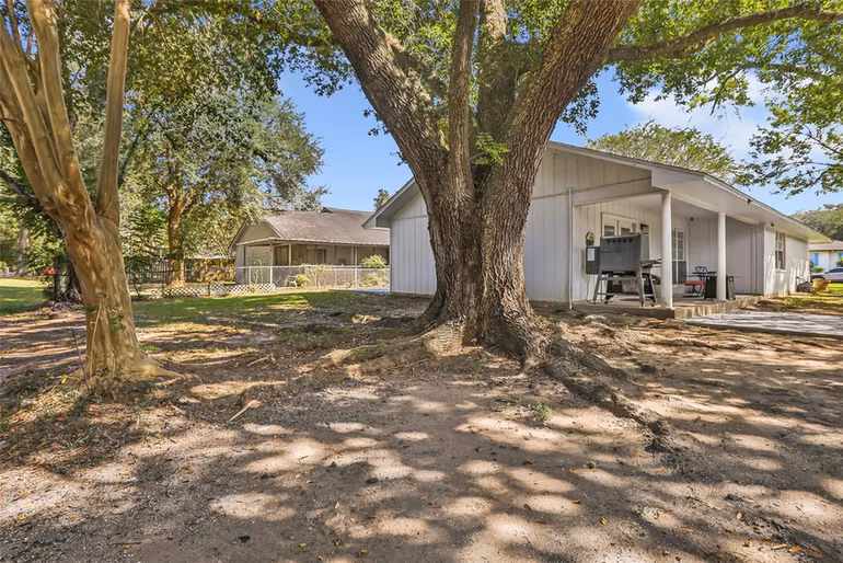 Photo 6 of 1933 N San Jacinto Street, Liberty, TX