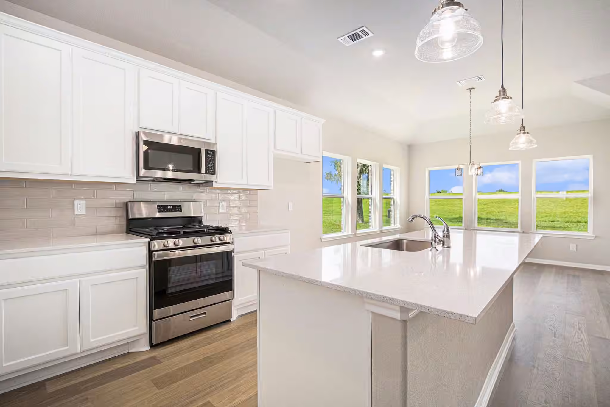 Photo 5 of 2102 Twin Lakes Boulevard, West Columbia, TX