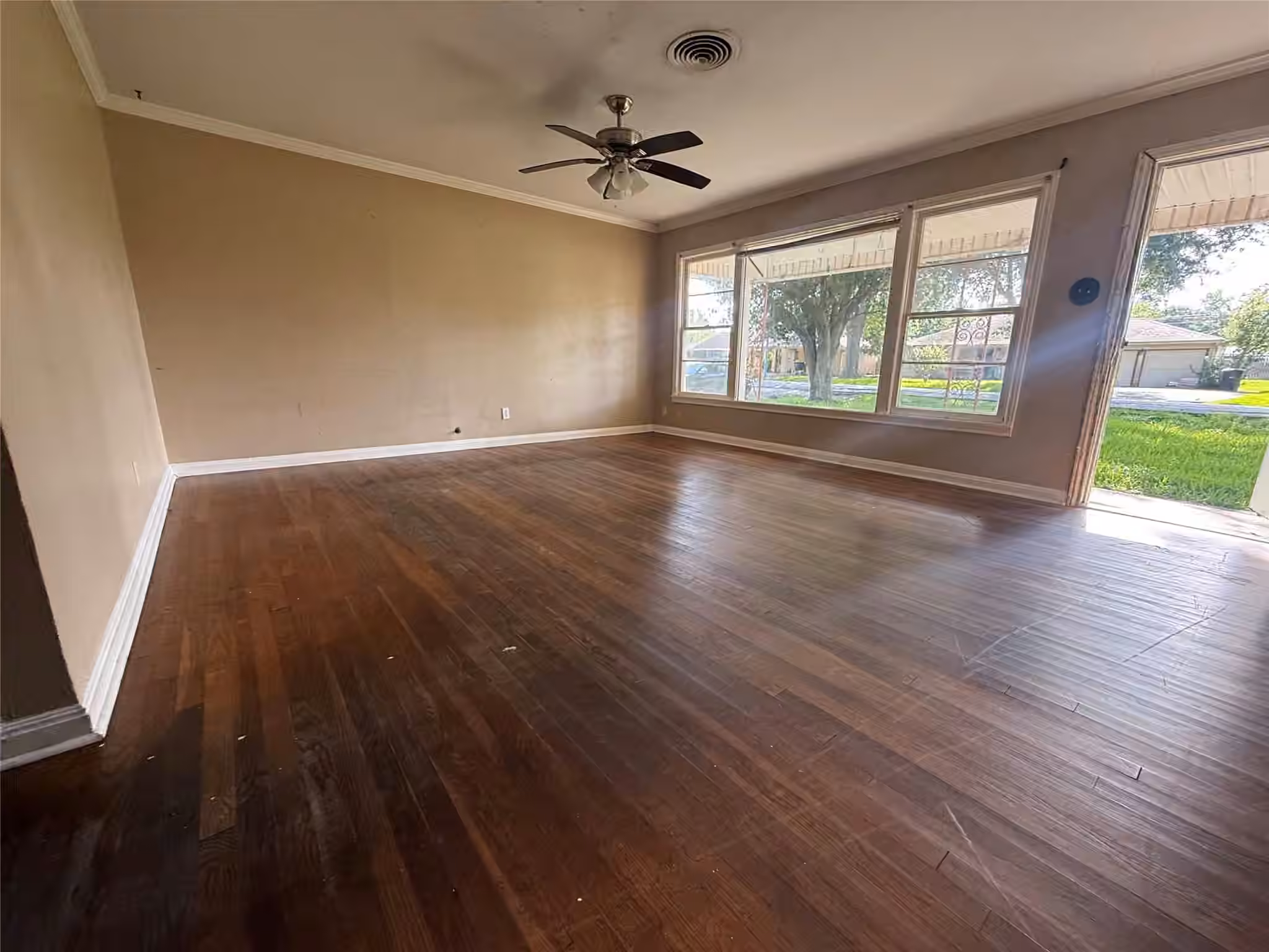 Photo 4 of 5501 Milart Street, Houston, TX