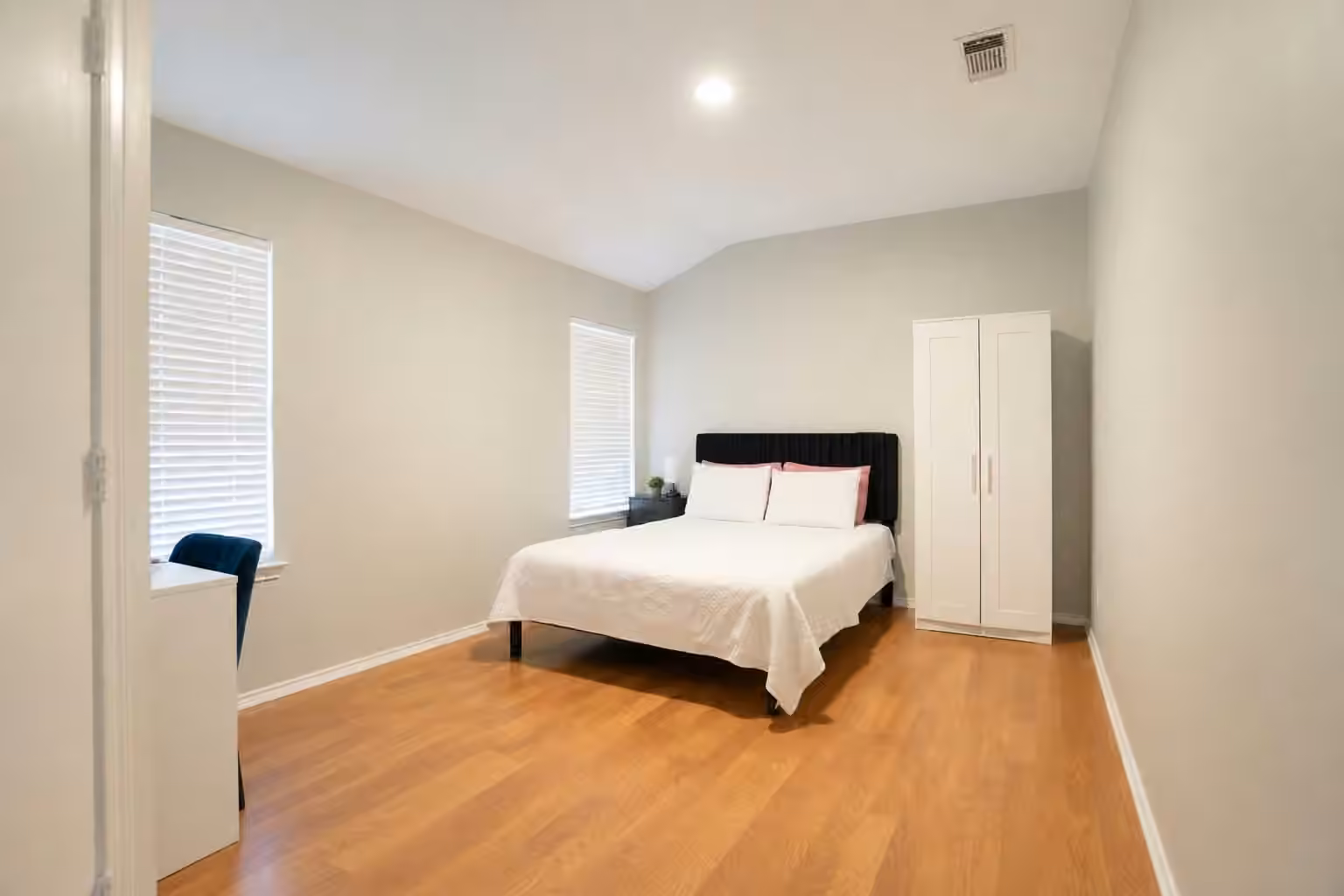 Photo 5 of 6031 Lark Haven Lane, Houston, TX