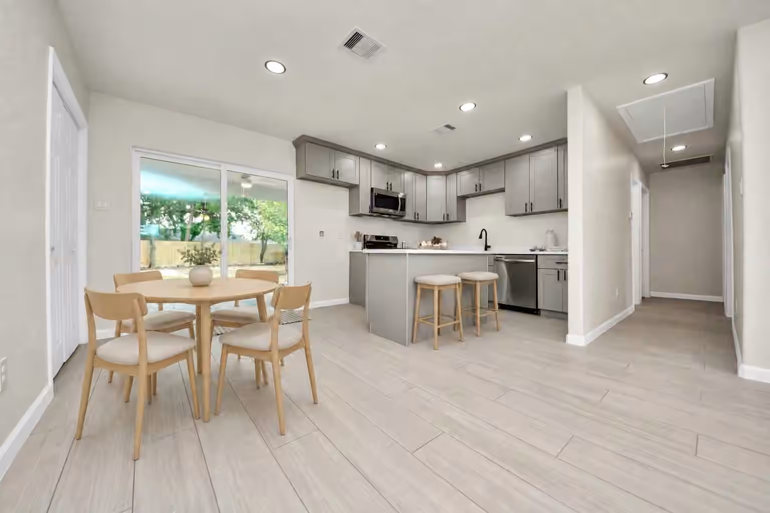 Photo 3 of 5111 Willow Glen Drive, Houston, TX