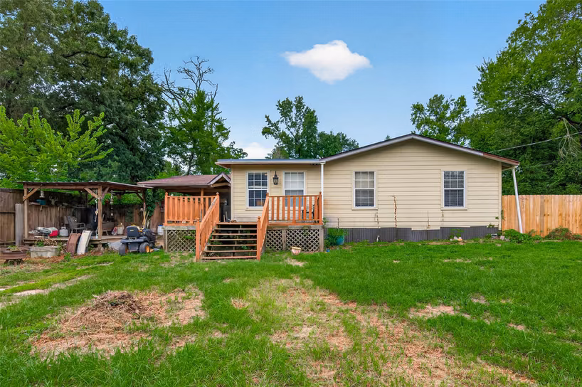 Photo of 141 Town And Country Drive, Huntsville, TX