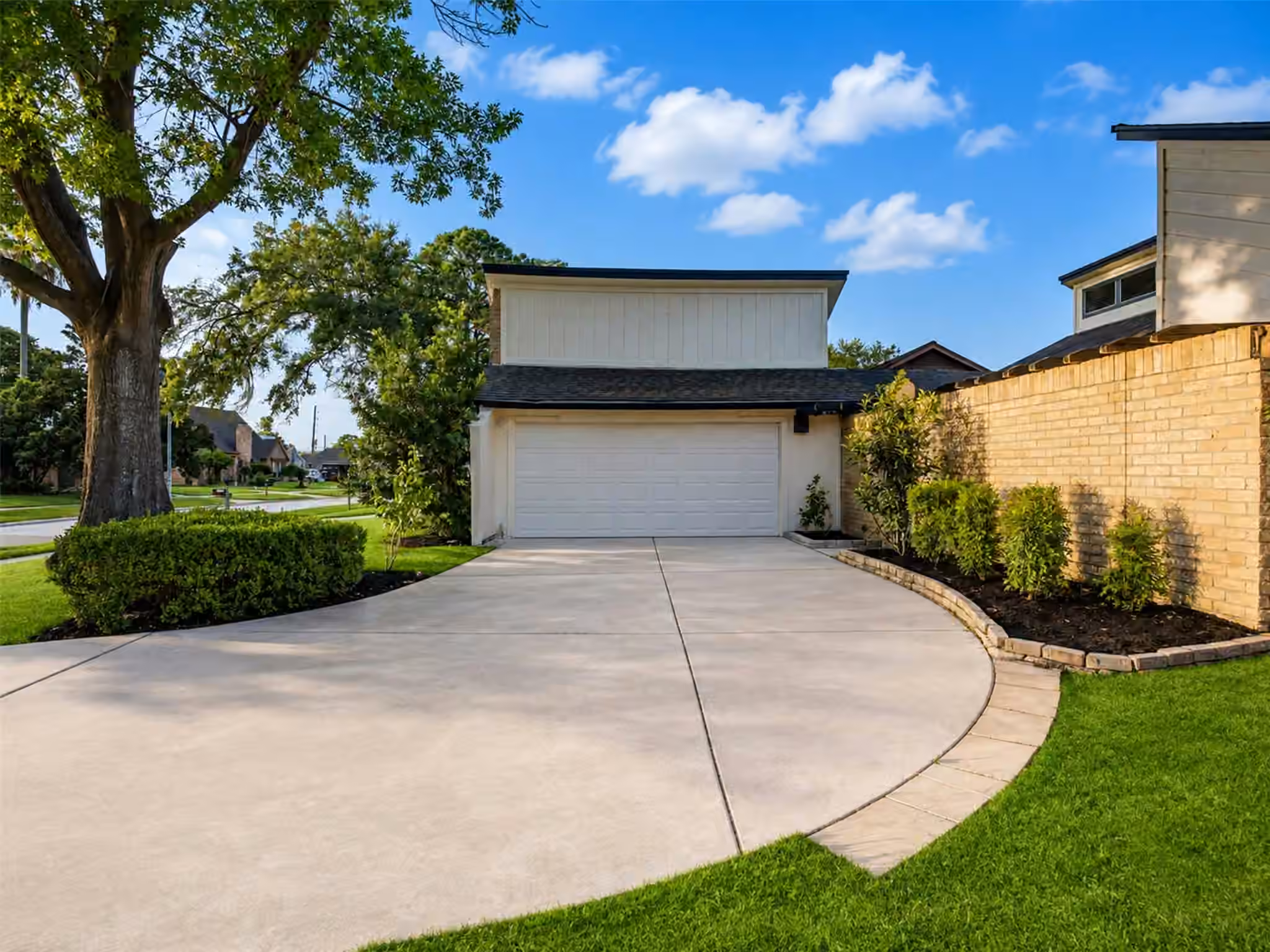 Photo 3 of 4546 Hickory Downs Drive, Houston, TX