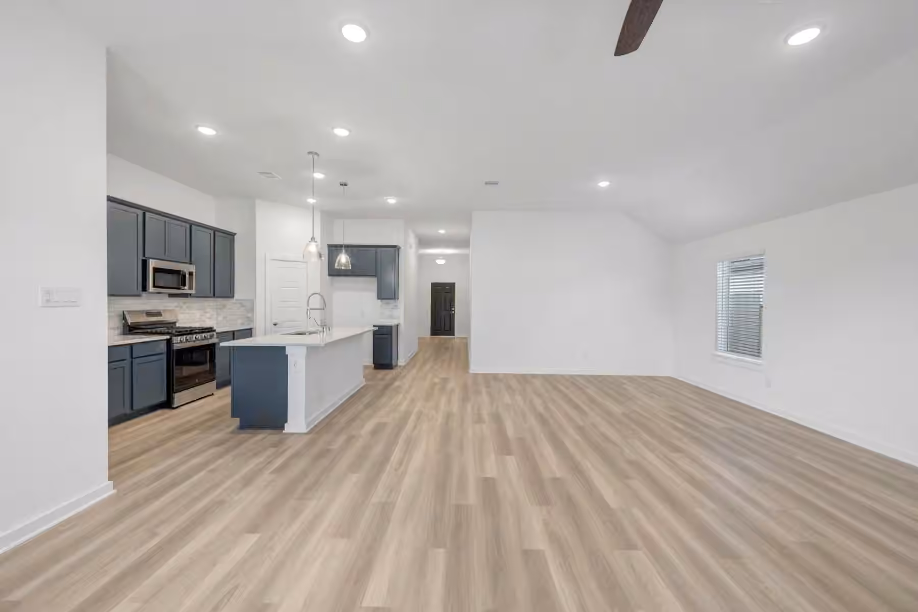 Photo 4 of 1070 Garnet Star Drive, La Marque, TX