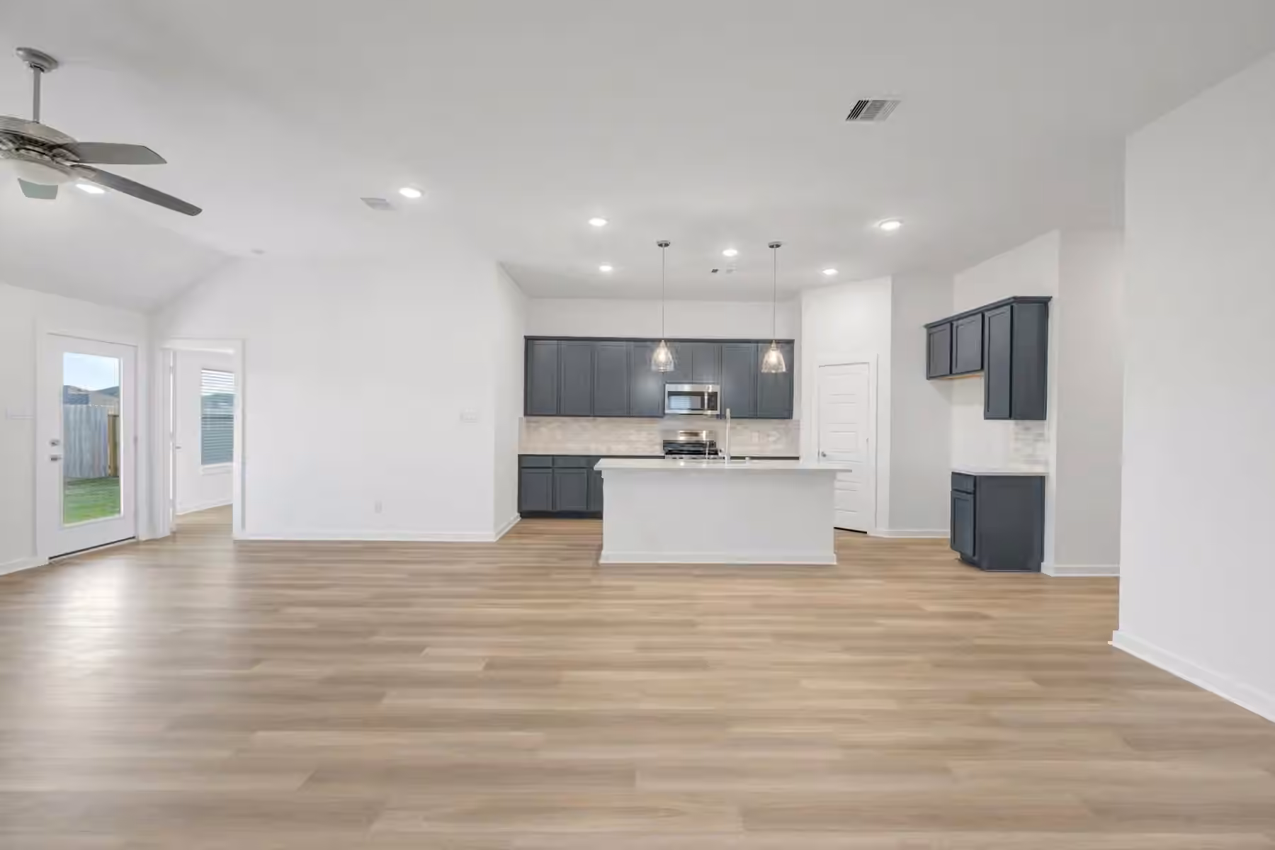Photo 5 of 1070 Garnet Star Drive, La Marque, TX