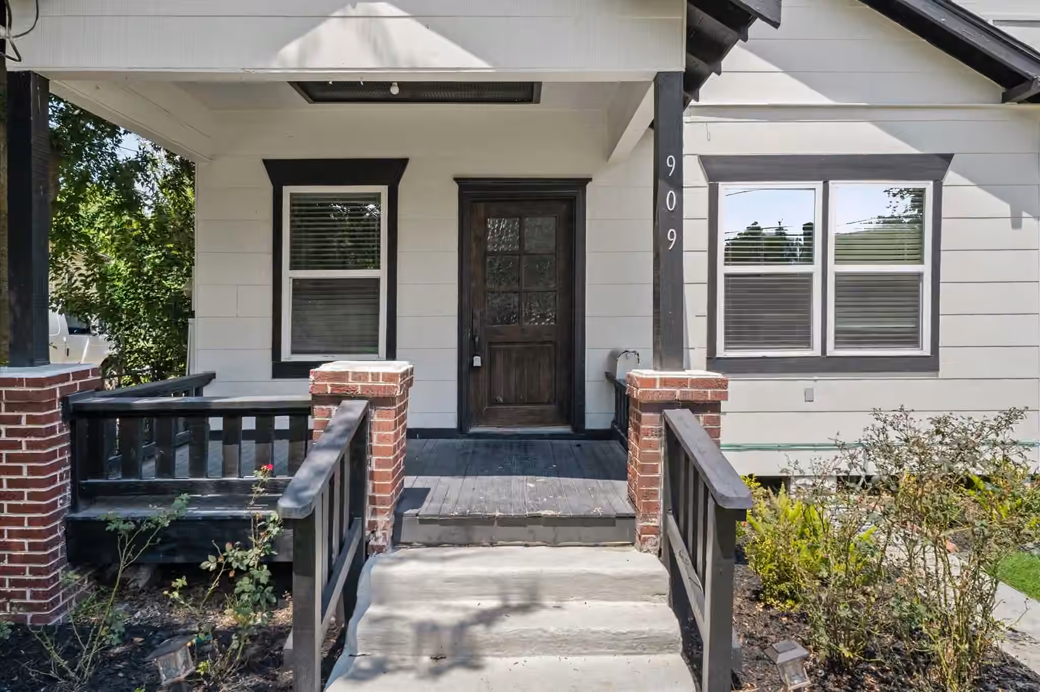 Photo 2 of 909 King Street, Houston, TX