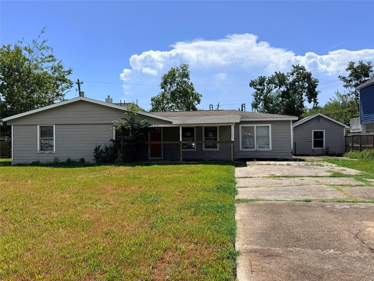 Photo 2 of 323 Seagrove Street, Shoreacres, TX