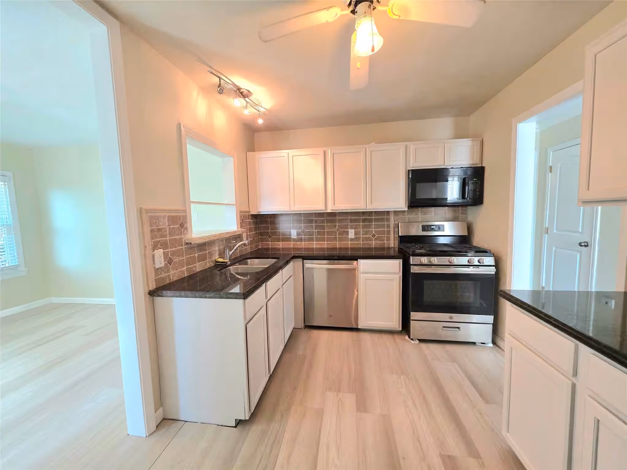 Photo 5 of 118 Whiting Street, Galveston, TX