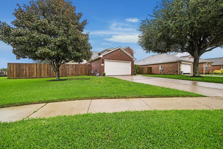 Photo 3 of 2709 Los Alamos Circle, Deer Park, TX