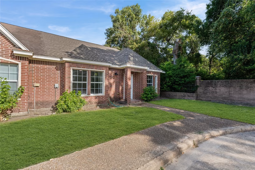 Photo 3 of 1310 E James Street 19, Baytown, TX