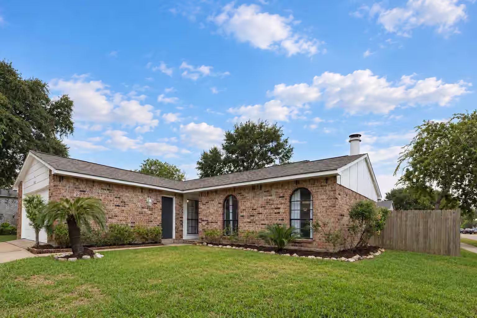 Photo 3 of 17302 S Yorkglen Drive, Houston, TX
