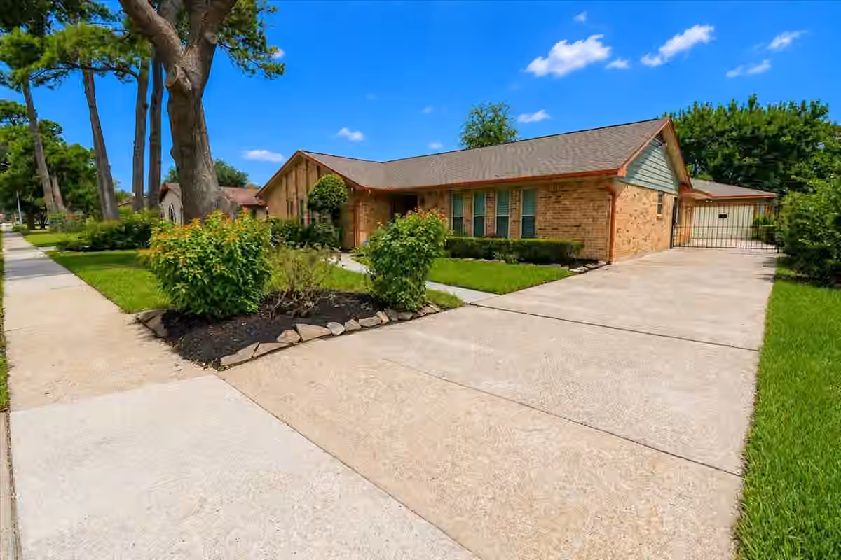 Photo 2 of 950 W Donovan Street, Houston, TX